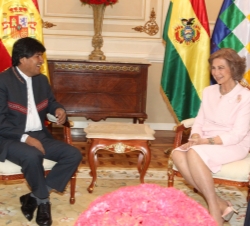 Viaje de Cooperación al Estado Plurinacional de Bolivia. Su Majestad la Reina durante el encuentro con el presidente de Bolivia, Evo Morales